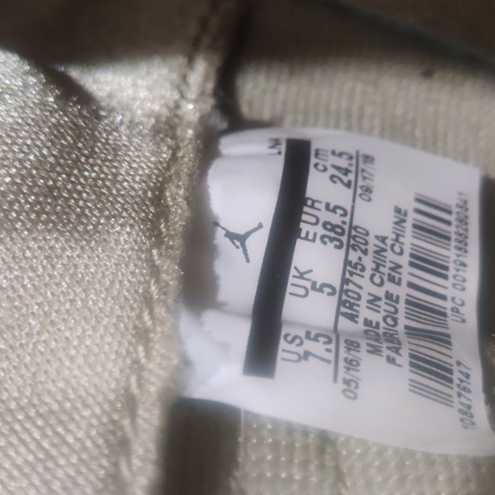 Jordan 11's Olive Lux - Picture 6 of 11